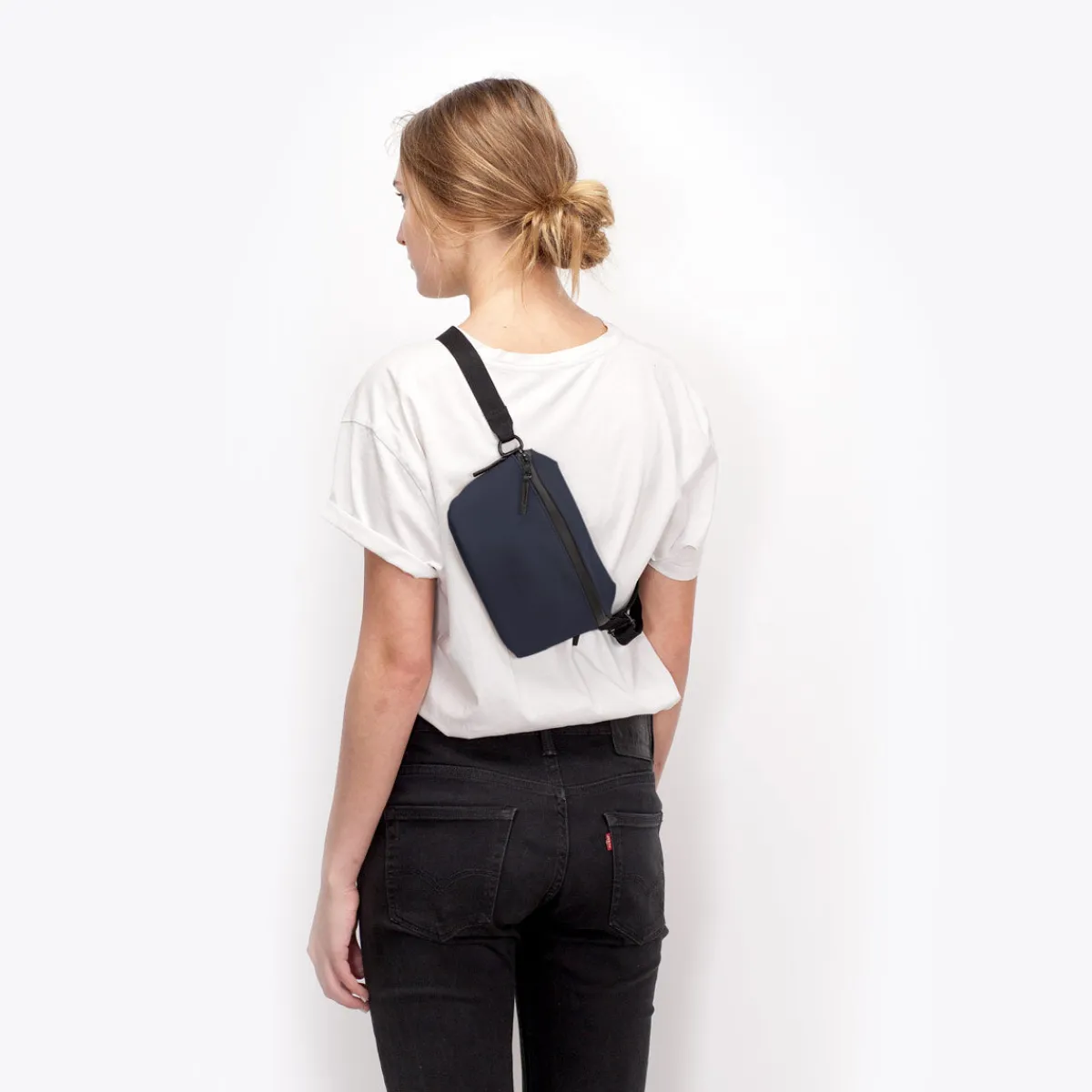 Lotus Infinity Series | Jona Medium | Ucon Acrobatics Jona Medium Bag DarkNavy