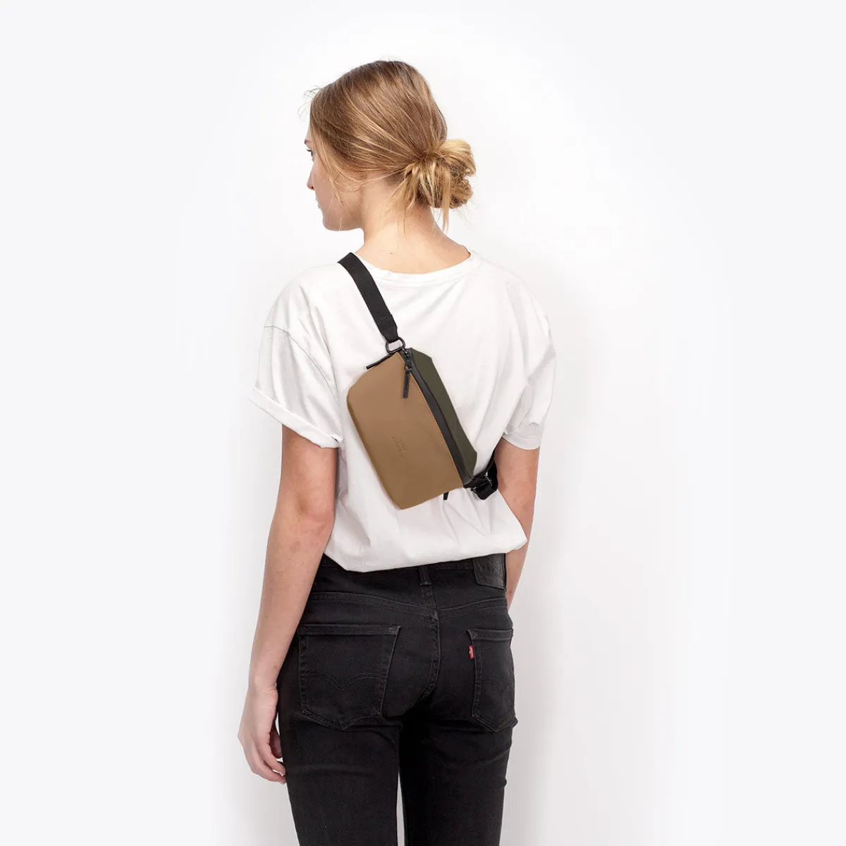 Lotus Series | Jona Medium | Ucon Acrobatics Jona Medium Bag Olive-Almond