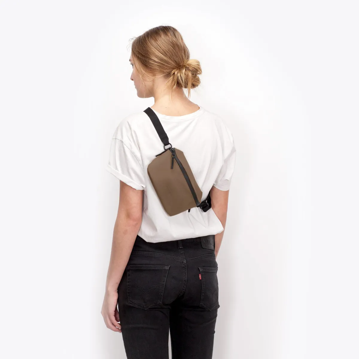 Lotus Infinity Series | Jona Medium | Ucon Acrobatics Jona Medium Bag Chestnut