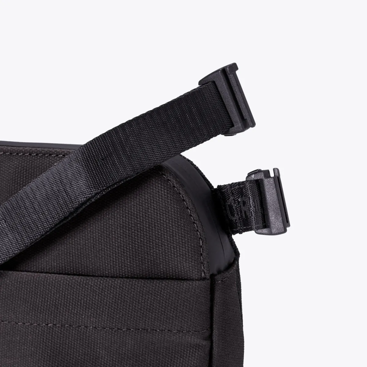 Phantom Series | Umhängetaschen | Ucon Acrobatics Melvin Medium Bag AsphaltReflective